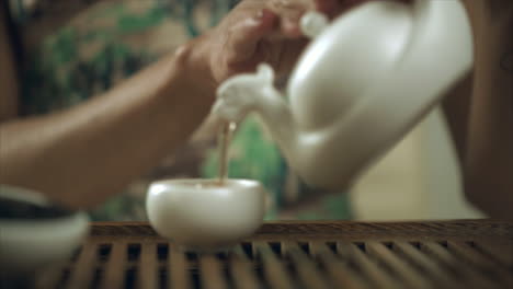 Traditionelles-Teetrinken.-Prozessvorbereitung-Der-Traditionellen-Teezeremonie